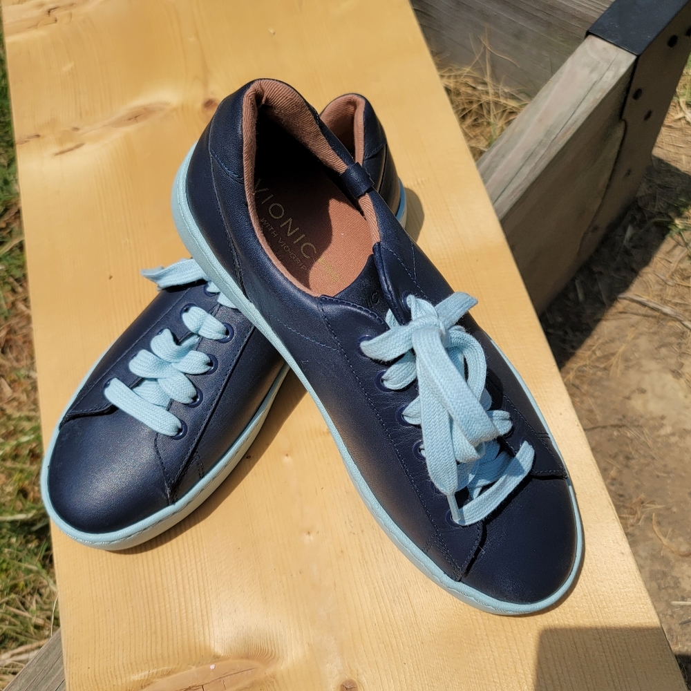 NEW Vionic leather sneakers